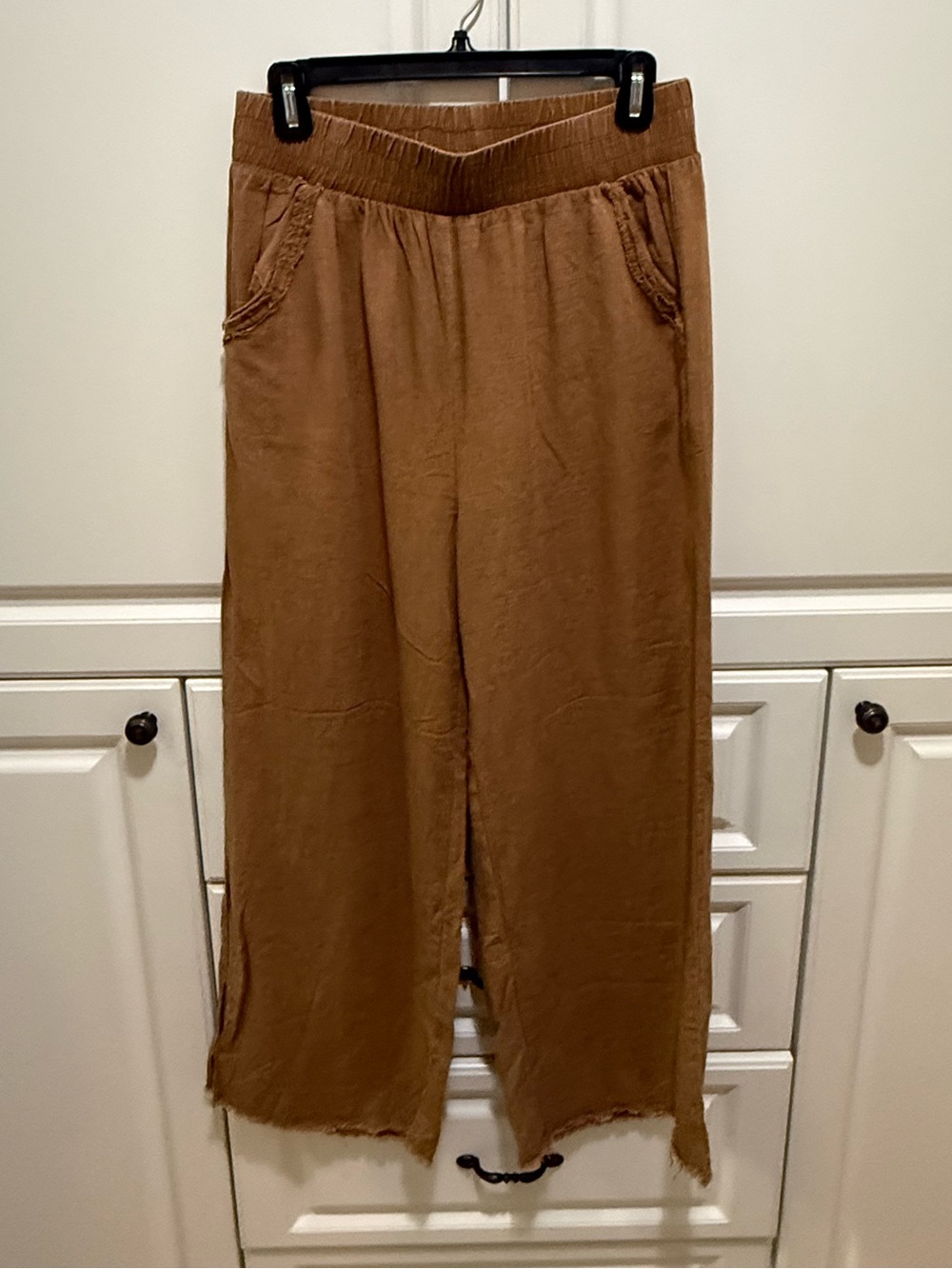 NWOT Zenana Linen blend Camel Raw Hem pants Sz M - Picture 2 of 9